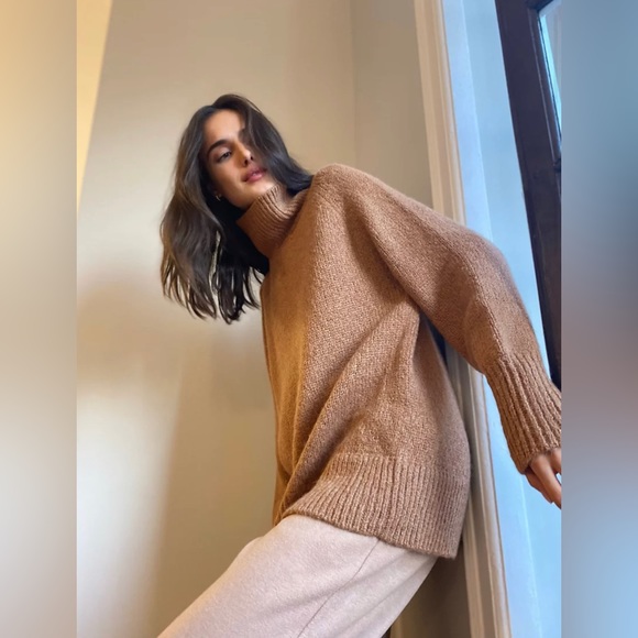 The Group by Babaton Aritizia Day Off Turtleneck 🤍 - Picture 11 of 12